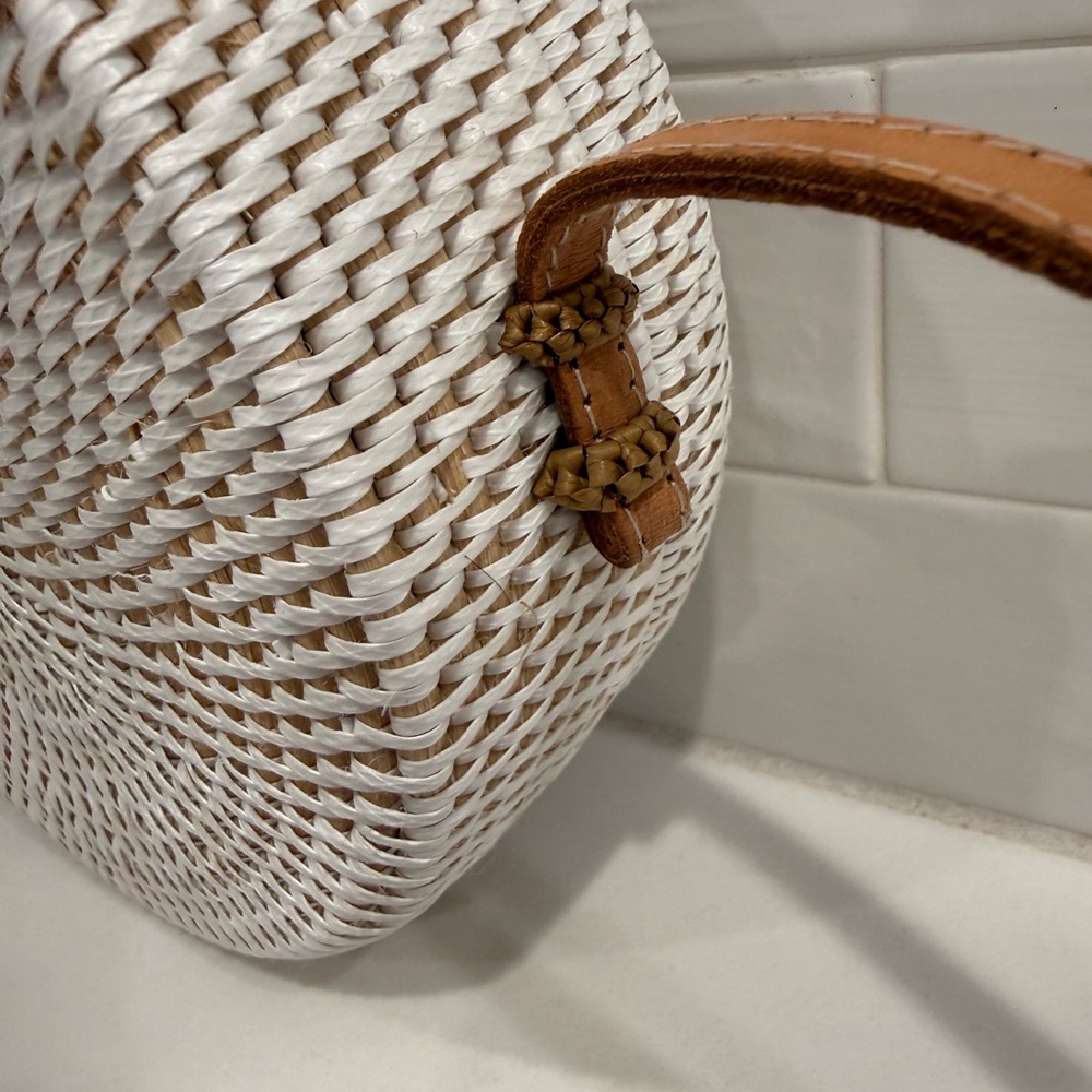 Chic rattan White and Tan Round Bag - Picture 10 of 12